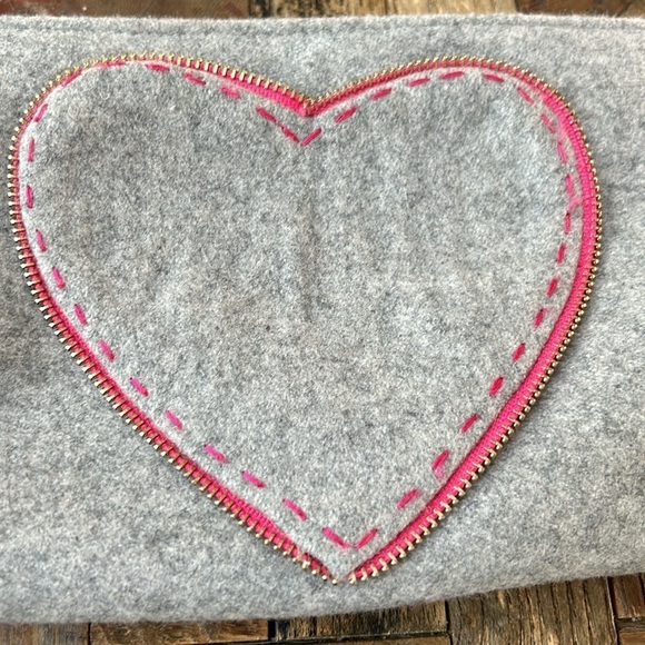 Shiraleah Heart Gray Felt Pouch Bright Pink Interior - Picture 2 of 8